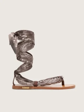 Flache Damensandalen mit grauem Paisley-Muster und Schmuckdetail