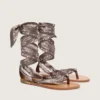 Flache Damensandalen mit grauem Paisley-Muster und Schmuckdetail