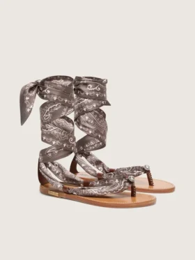 Flache Damensandalen mit grauem Paisley-Muster und Schmuckdetail