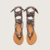 Flache Damensandalen mit grauem Paisley-Muster und Schmuckdetail