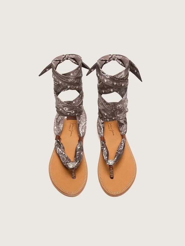 Flache Damensandalen mit grauem Paisley-Muster und Schmuckdetail