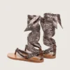 Flache Damensandalen mit grauem Paisley-Muster und Schmuckdetail