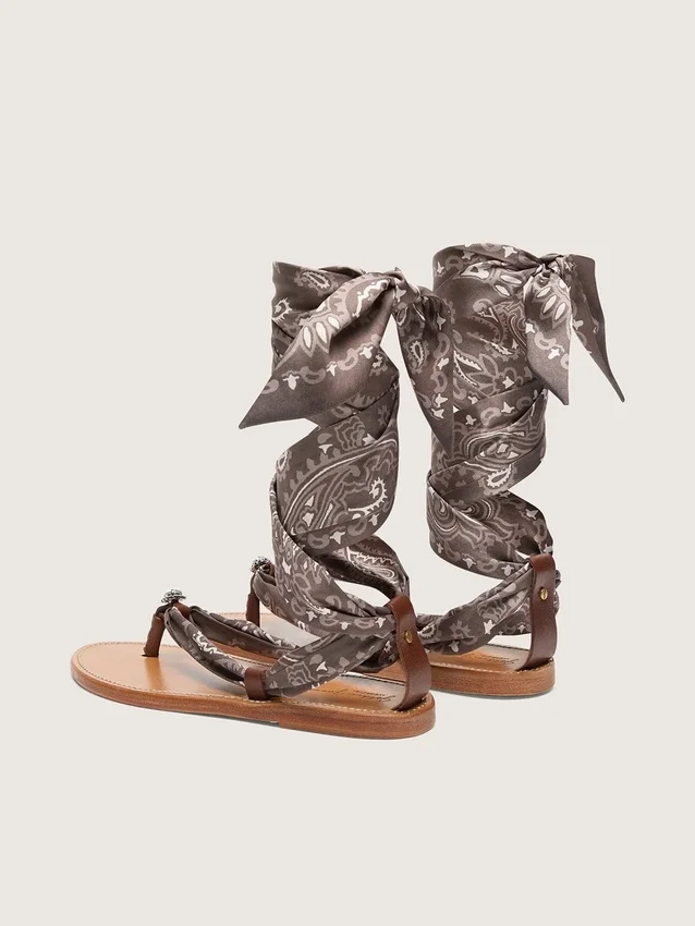 Flache Damensandalen mit grauem Paisley-Muster und Schmuckdetail
