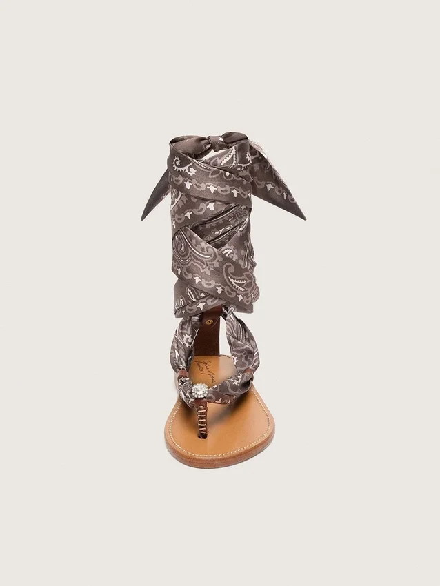 Flache Damensandalen mit grauem Paisley-Muster und Schmuckdetail