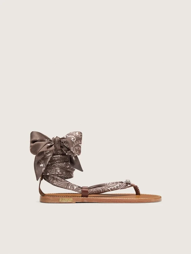 Flache Damensandalen mit grauem Paisley-Muster und Schmuckdetail