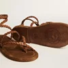 Flache Penelope-Sandalen für Damen aus tabakfarbenem Leder mit Wildledersohle