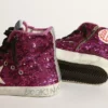Francy-Sneaker mit Pailletten und handgeschriebener Beschriftung auf der Aussensohle
