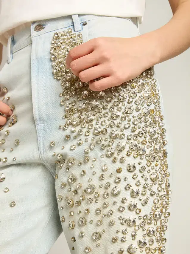 Gebleichte Damenjeans mit Cabochon-Kristallen