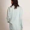 Gebleichtes Boyfriend-Hemd für Damen mit Cabochon-Kristallen