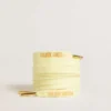Gelbe Baumwollschnürsenkel mit kontrastierendem goldfarbenem Logo