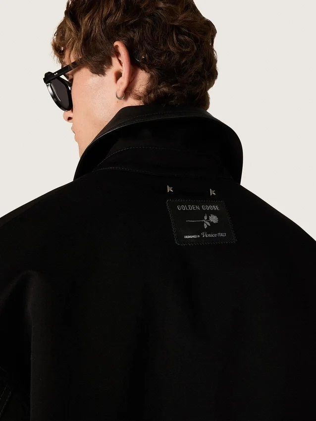 Gepolsterte Herren-Kurzjacke aus schwarzer Baumwolle mit Lederkragen