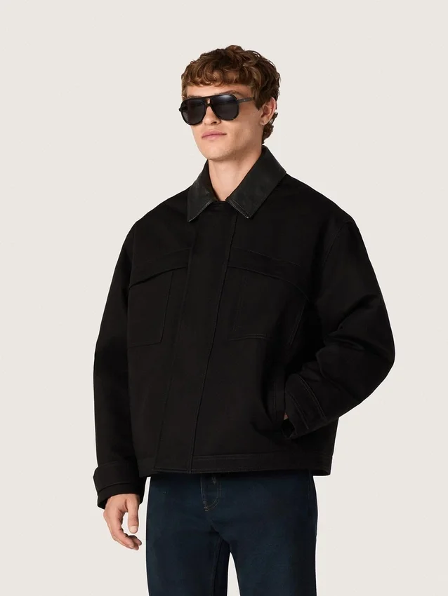 Gepolsterte Herren-Kurzjacke aus schwarzer Baumwolle mit Lederkragen