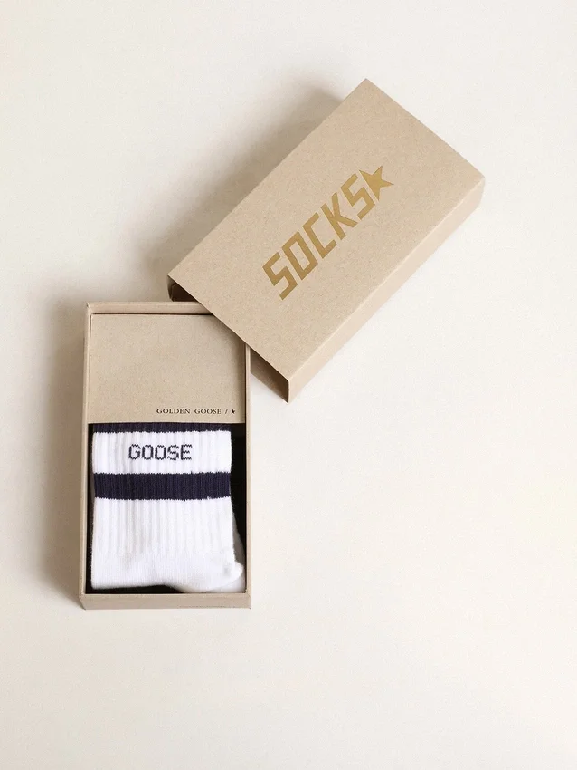 Gerippte Socken mit marineblauen Streifen und Logo