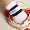 Gerippte Socken mit marineblauen Streifen und Logo