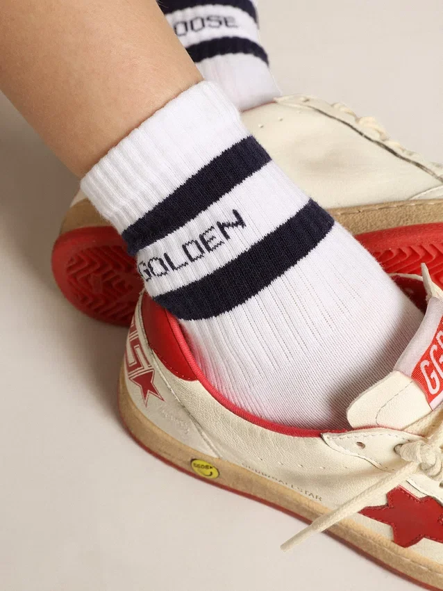 Gerippte Socken mit marineblauen Streifen und Logo