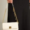 Gioia-Tasche aus butterfarbenem, genarbtem Leder mit goldenen Details