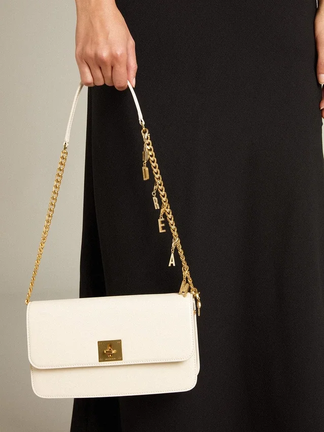 Gioia-Tasche aus butterfarbenem, genarbtem Leder mit goldenen Details