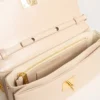 Gioia-Tasche aus hellrosa genarbtem Leder mit goldenen Details