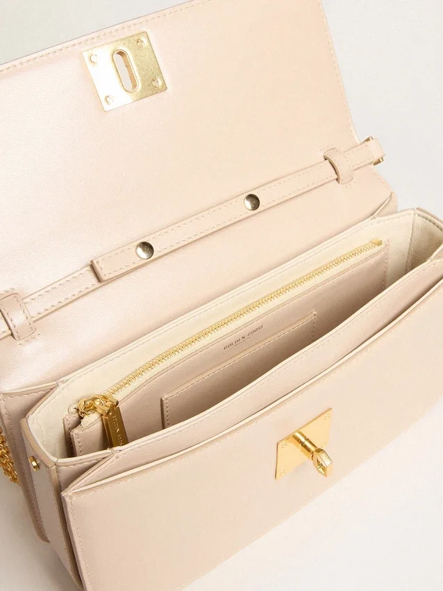 Gioia-Tasche aus hellrosa genarbtem Leder mit goldenen Details