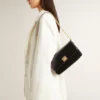 Gioia-Tasche aus schwarzem, geprägtem Leder mit goldenen Details
