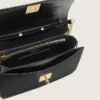 Gioia-Tasche aus schwarzem, geprägtem Leder mit goldenen Details
