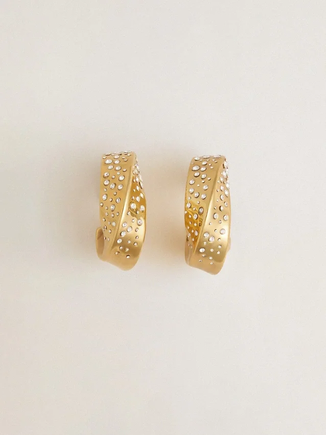 Goldene Creolen mit Kristallen