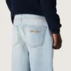 Goldene Jungenjeans aus hellblauem Denim mit gesticktem Logo