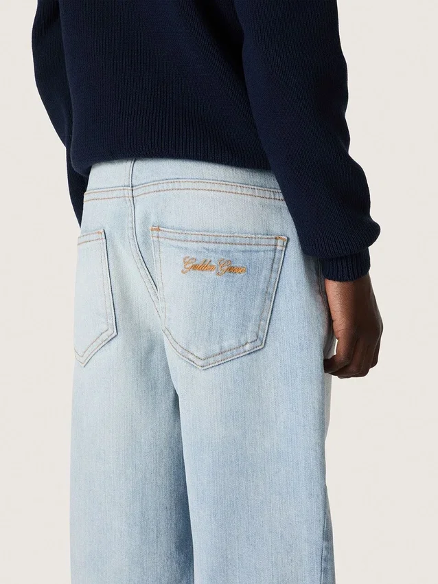 Goldene Jungenjeans aus hellblauem Denim mit gesticktem Logo