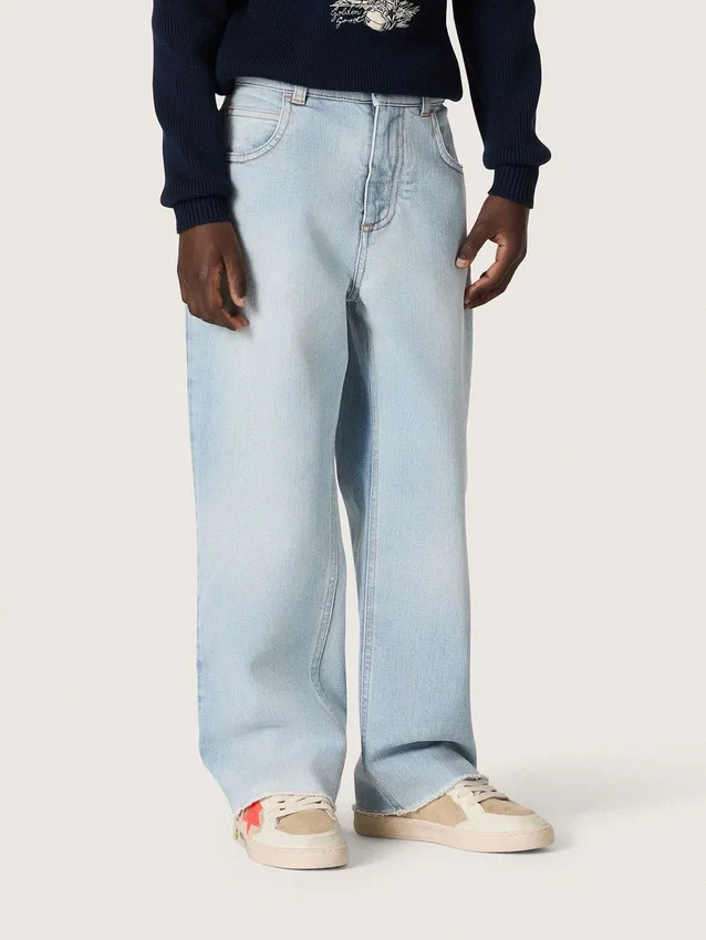 Goldene Jungenjeans aus hellblauem Denim mit gesticktem Logo