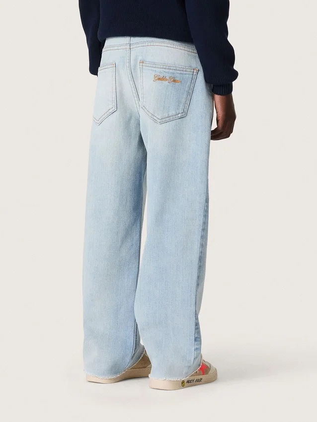 Goldene Jungenjeans aus hellblauem Denim mit gesticktem Logo