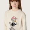 Goldfarbener Mädchenpullover aus weissem Baumwollgarn mit Maskottchen-Stickerei