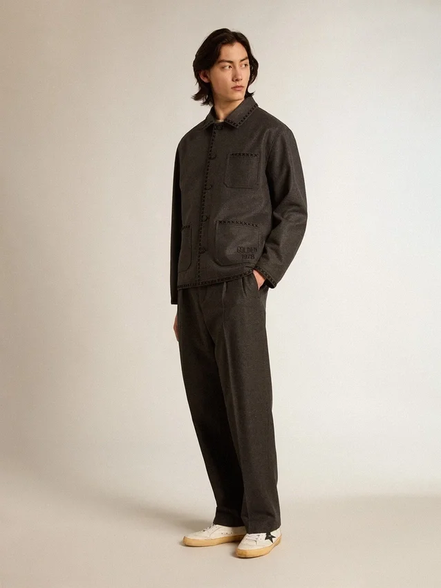 Grau melierte Wolljacke mit Knopfverschluss