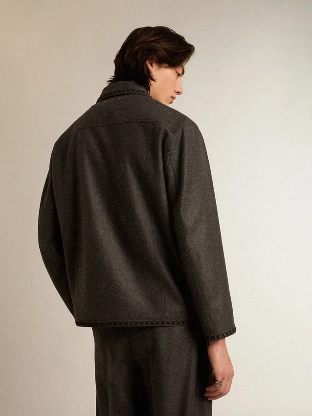 Grau melierte Wolljacke mit Knopfverschluss