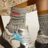 Graue gerippte Socken mit orangefarbenen Details und rotem Logo