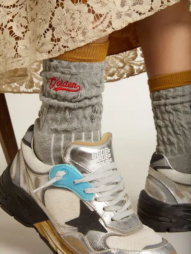 Graue gerippte Socken mit orangefarbenen Details und rotem Logo