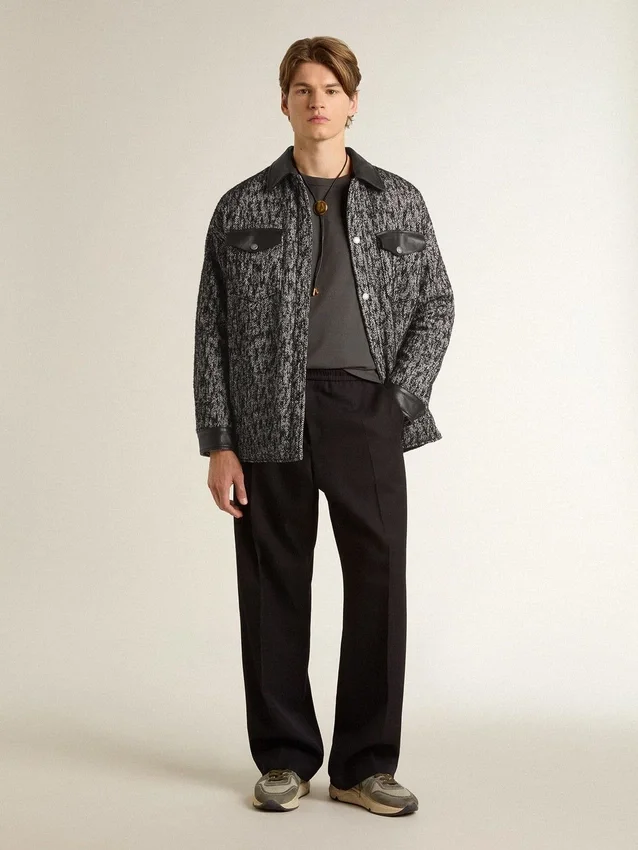 Graue Jacke im Fischgrätenmuster mit schwarzen Lederdetails
