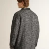 Graue Jacke im Fischgrätenmuster mit schwarzen Lederdetails
