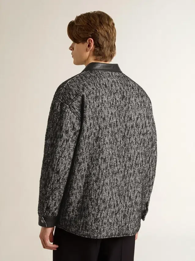 Graue Jacke im Fischgrätenmuster mit schwarzen Lederdetails