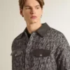 Graue Jacke im Fischgrätenmuster mit schwarzen Lederdetails
