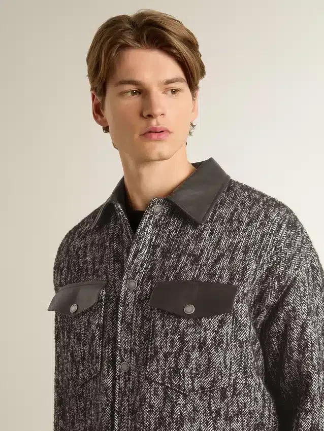 Graue Jacke im Fischgrätenmuster mit schwarzen Lederdetails