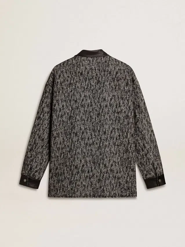 Graue Jacke im Fischgrätenmuster mit schwarzen Lederdetails