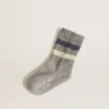 Graue Kindersocken mit Used-Look-Details und abgenutzten weissen und blauen Streifen