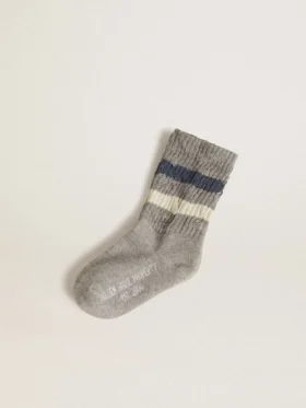 Graue Kindersocken mit Used-Look-Details und abgenutzten weissen und blauen Streifen