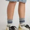 Graue Kindersocken mit Used-Look-Details und abgenutzten weissen und blauen Streifen