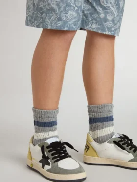 Graue Kindersocken mit Used-Look-Details und abgenutzten weissen und blauen Streifen