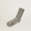 Graue Socken mit Kristallen am Bein