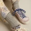 Graue Socken mit Kristallen am Bein