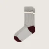 Graue Socken mit Umschlag und Details in Burgunderrot und Creme