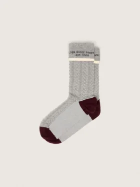 Graue Socken mit Umschlag und Details in Burgunderrot und Creme