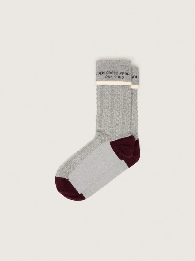 Graue Socken mit Umschlag und Details in Burgunderrot und Creme